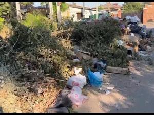 В Азове на улице Толстого жители организовали мусорный коридор