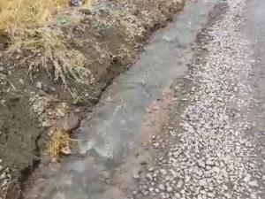 В Азове на Панфилова из-за коммунальной аварии улица ушла под воду