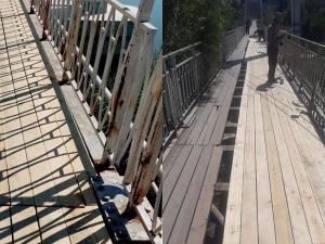 Жители Азова жалуются на полуразрушенный подвесной мост