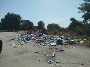 Жители Азова жалуются на горы мусора на машинном пляже