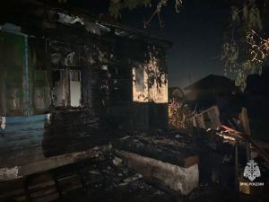 При пожаре в Азовском районе пострадал мужчина и его 5-летний сын