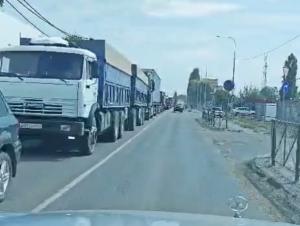 В Азове на Кагальницком шоссе 27 августа образовалась огромная пробка