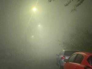 Жители Азова пожаловались на густой смог с запахом гари