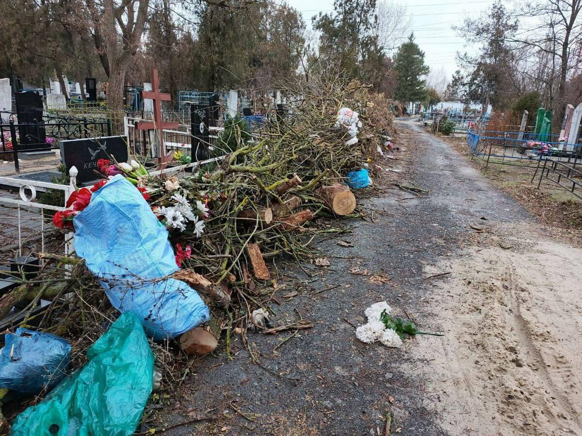 Азовчане жалуются на горы мусора на городском кладбище