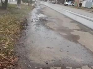 В Азове улицу Ленинградскую неделю топит кипятком из-за аварии