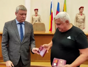 Близким погибшего на СВО бойца из Азова вручили награды