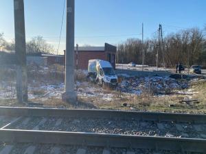 Под Азовом электропоезд снес автомобиль