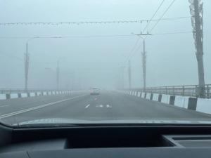Водителей из Азова предупредили об опасности на дорогах из-за тумана