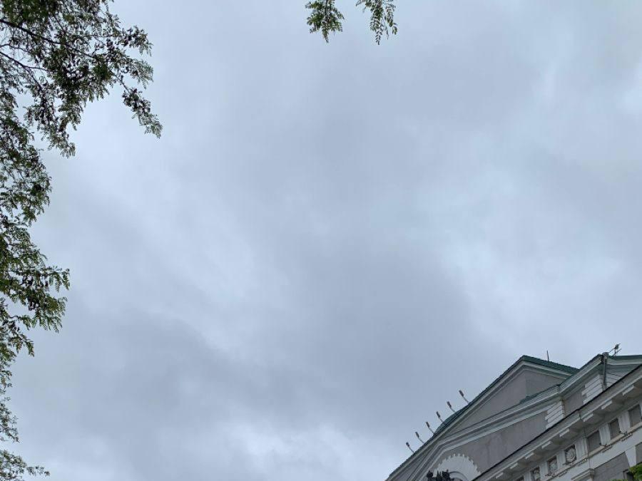В Азове обломки дрона повредили крышу зернового склада в порту