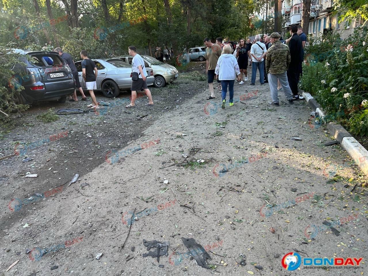 Уже четвёртый час жители Азова не решаются вернуться в свои квартиры после атаки БПЛА