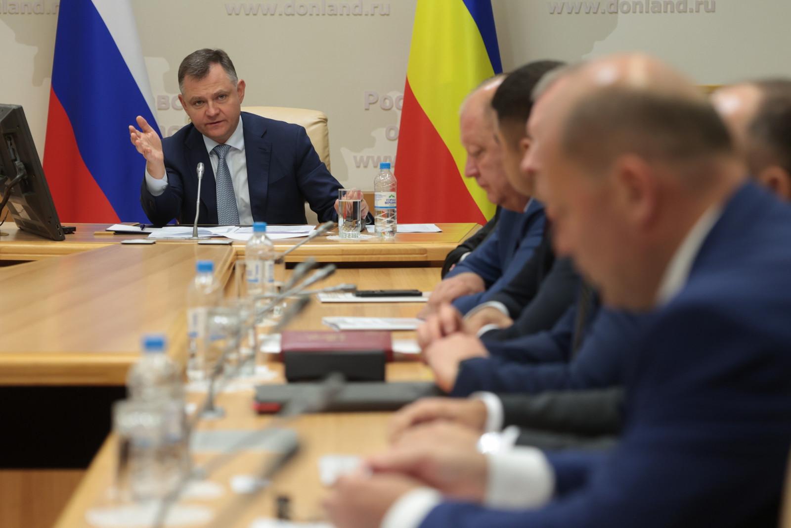 Юрий Слюсарь потребовал ускорить завершение установки детских площадок в муниципалитетах Дона