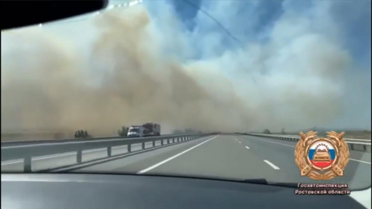 Дорогу в Азовском районе второй день перекрывают из-за ландшафтного пожара