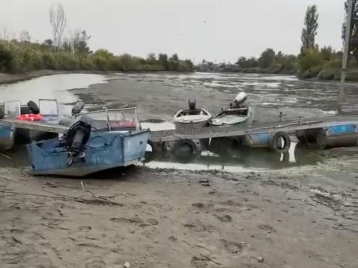 В Азове река Азовка критически обмелела из-за сильного ветра