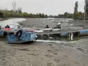 В Азове река Азовка критически обмелела из-за сильного ветра