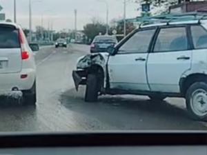 На Кагальницком шоссе в Азове образовалась почти трехкилометровая пробка из-за ДТП