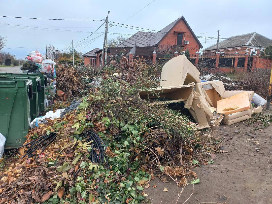 Жители Азова пожаловались на огромную свалку в переулке Коротком