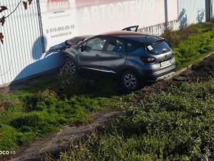 Под Азовом автомобилист влетел в стену магазина