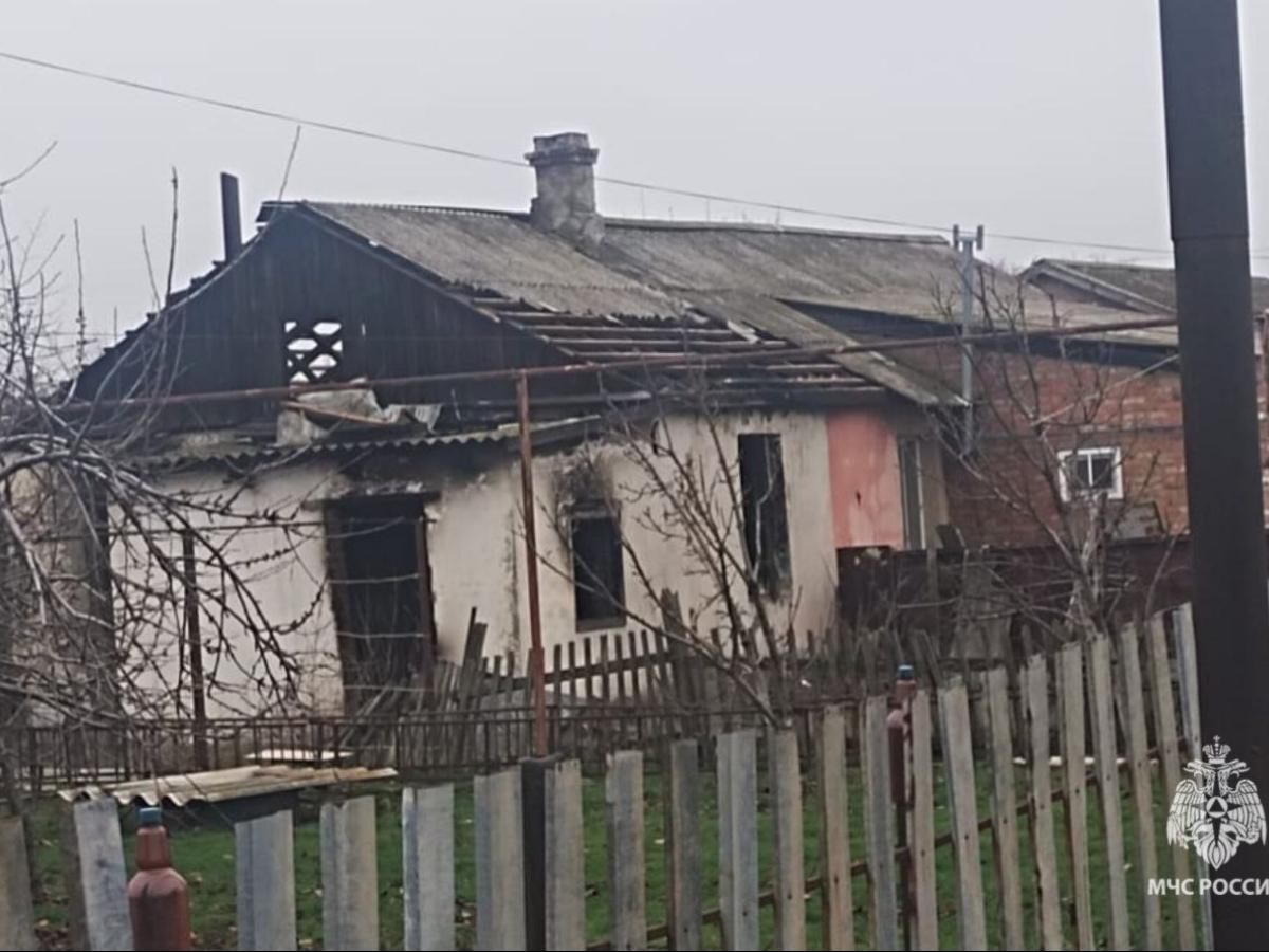 Частный дом в Азовском районе едва не сгорел из-за растопленной печи