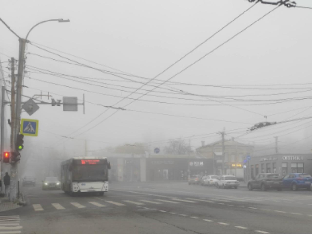 Автомобилистов предупредили о тумане и снеге на дорогах Ростовской области