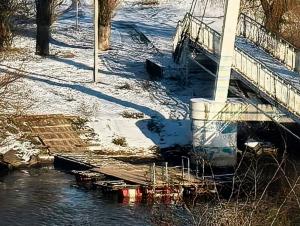 Из-за сгона воды в Азовке отменили крещенские купания у подвесного моста