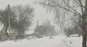 Тротуары и дороги в Азове утонули в сугробах после метели