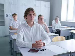 В школах и детсадах Азовского района ввели свободный режим посещения из-за непогоды