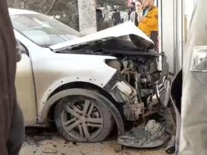 В Азове водитель легковушки снес дерево и въехал в магазин