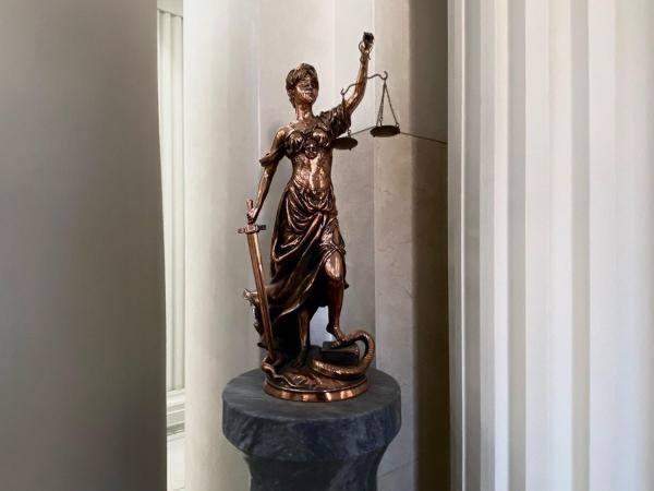 В Азове вынесли приговор женщине, которая пробила сожителю голову черенком метлы