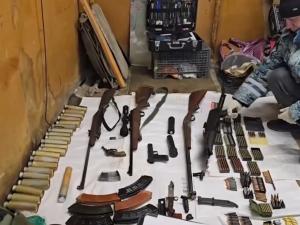 В Азове у отца и сына нашли подпольный склад с оружием и наркотиками