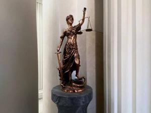 В Азове вынесли приговор женщине, которая пробила сожителю голову черенком метлы