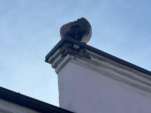 В Азове каменный шар рухнул с крыши на пешеходную дорожку