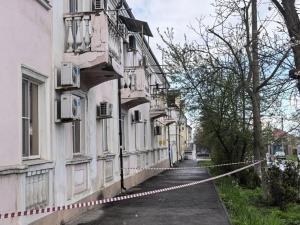 В Азове убрали каменные шары с крыши дома на Ленинградской