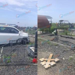 В Азове водитель  на иномарке снес несколько могил на городском кладбище