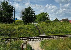 Дорога к новой школе в Азове заросла травой