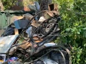 В Азове подъезд к дому на Красногоровской превратился в стихийную свалку